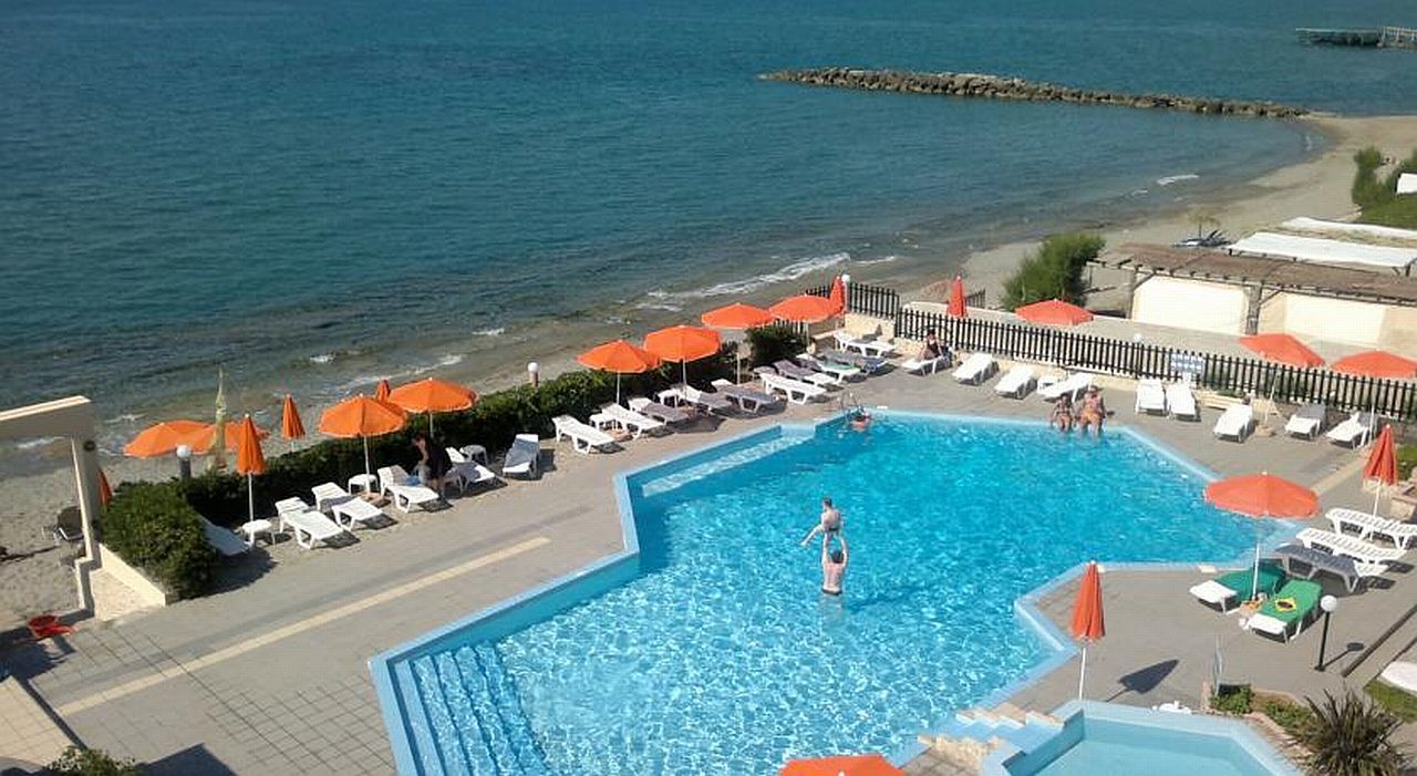 Hotel Haris On The Beach Agia Marina Dış mekan fotoğraf