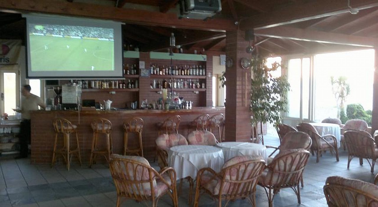 Hotel Haris On The Beach Agia Marina Dış mekan fotoğraf